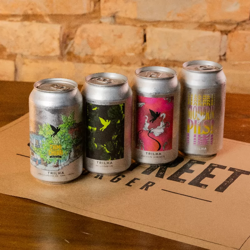 Parede de tijolo do salão, com cervejas Trilha